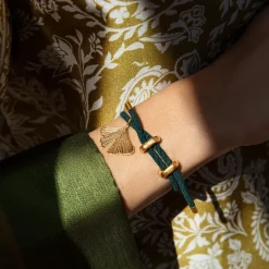 Bransoletka Liana, pozłacana w kolorze butelkowej zieleni z zawieszką Ginko^Lilou Fashion
