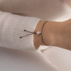 Bransoletka z Clover Lock z białego złota próby 585 na cienkim sznurku w kolorze ciemnego cappuccino^Lilou Best
