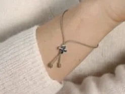 Bransoletka z Clover Lock z białego złota próby 585 na cienkim sznurku w kolorze jasnego cappuccino^Lilou Hot
