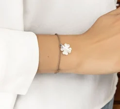 Bransoletka z koniczynką z masy perłowej na cienkim sznurku w kolorze jasnego cappuccino^Lilou Hot
