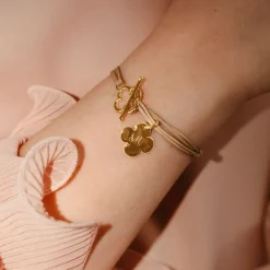 Bransoletka z pozłacaną zawieszką i zapięciem w kształcie koniczyny na beżowym sznurku^Lilou Fashion