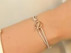 Bransoletka z pozłacanym okrągłym zapięciem na grubym perłowym sznurku^Lilou Fashion