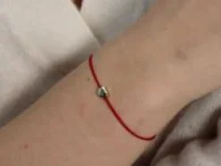 Bransoletka z sercem Etincelle ze złota próby 585 na cienkim czerwonym sznurku^Lilou Fashion