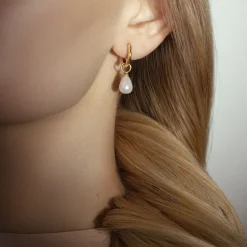 Kolczyki koła 1,4 cm z zawieszkami Pearls, pozłacane^Lilou Outlet