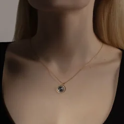 Naszyjnik Cosmos z szarą perłą no.1 na cienkim klasycznym łańcuszku pozłacany^Lilou Fashion