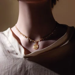 Naszyjnik Sophie z białą emalią pozłacany z zawieszką Boho II^Lilou Sale