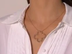 Naszyjnik z ażurową koniczyną^Lilou Fashion