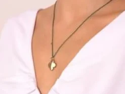 Naszyjnik z pozłacaną okragłą koniczynką na grubym zielonym sznurku premium^Lilou Fashion