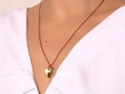 Naszyjnik z pozłacanym sercem na grubym czerwonym sznurku premium^Lilou Fashion