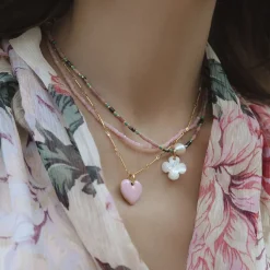 Naszyjnik ze złotymi japońskimi koralikami Miyuki z koniczynką z masy perłowej^Lilou Fashion