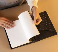Notes skórzany w kolorze czarnym^Lilou Discount