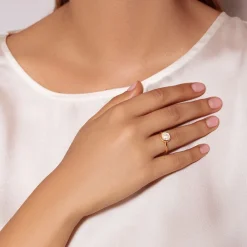 Pierścionek z białym kwarcem, pozłacany^Lilou Hot